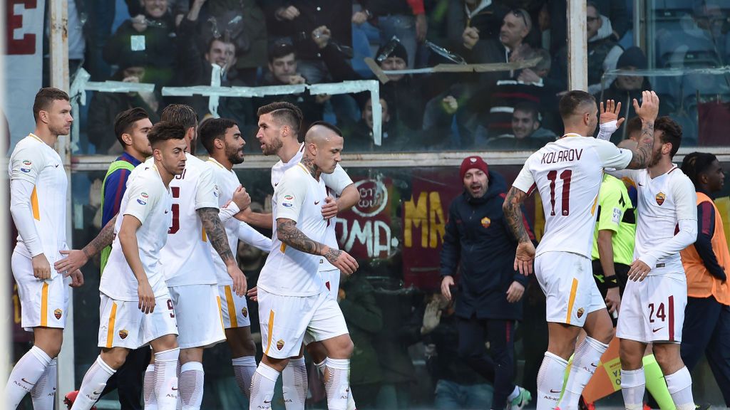 Getty Images / Paolo Rattini / Na zdjęciu: piłkarze AS Roma