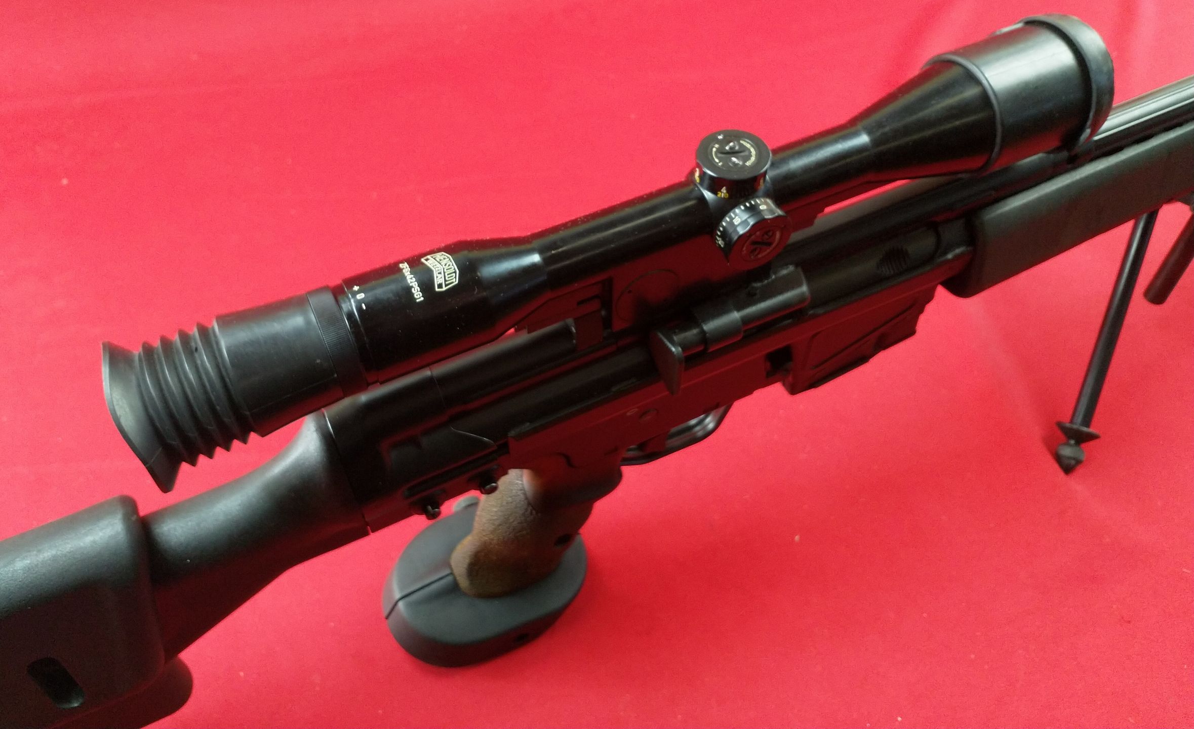 HK PSG1 był wyposażony  w zamontowaną prawie na stałe lunetę celowniczą z sześciokrotnym przybliżeniem od Hensoldt. Ta niegdyś wojskowa sekcja Zeissa słynęła ze świetnej jakości optyki produkowanej w Wetzlar. Nawet dzisiaj czystość i rozdzielczość obrazu jest bardzo dobra, mimo iż luneta jest totalnie przestarzała.