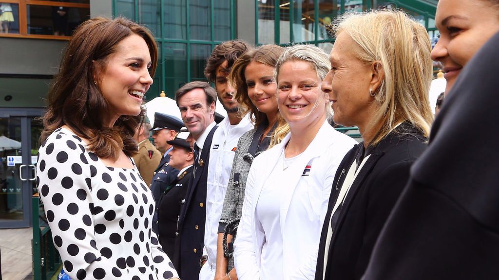 księżna Kate (z lewej) rozmawia z Martną Navratilovą podczas Wimbledonu