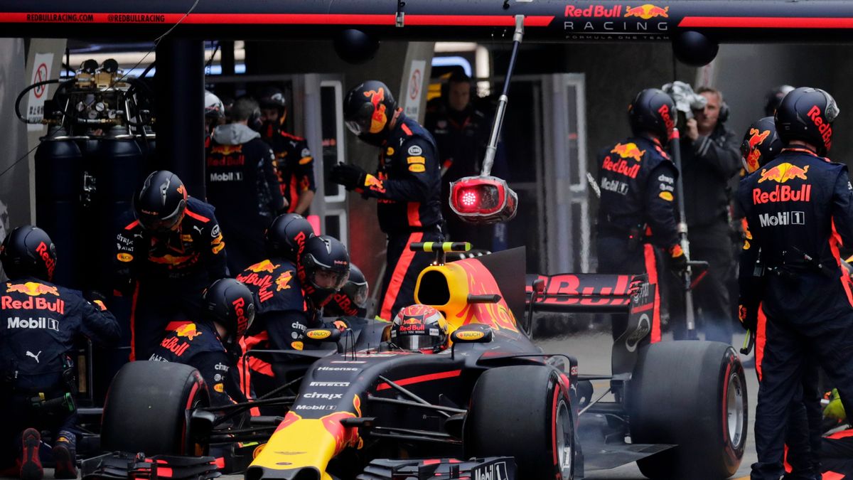 Zdjęcie okładkowe artykułu: PAP/EPA / ANDY WONG / Samochód Red Bull Racing