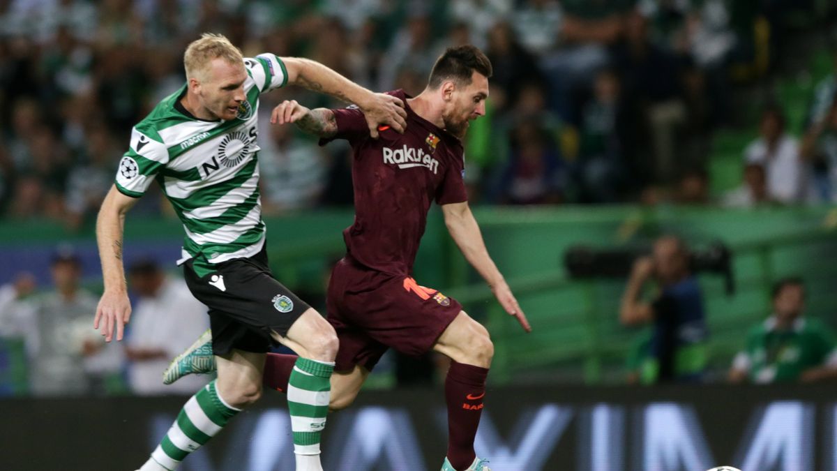 PAP/EPA / 	PAP/EPA/TIAGO PETINGA / Na zdjęciu: Jeremy Mathieu (z lewej) i Leo Messi (z prawej)