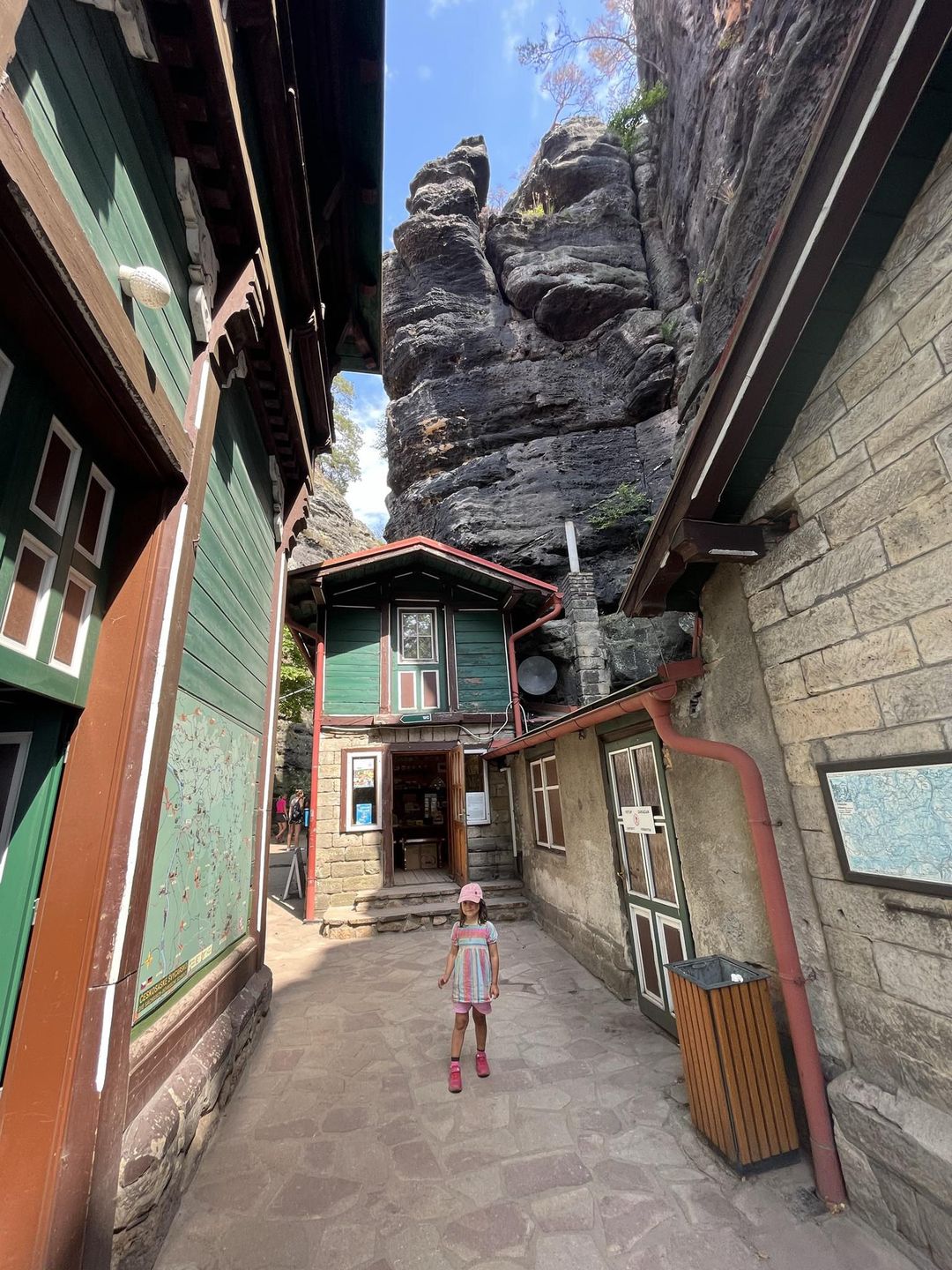 Na terenie Sokolego Gniazda można coś zjeść i zakupić pamiątki