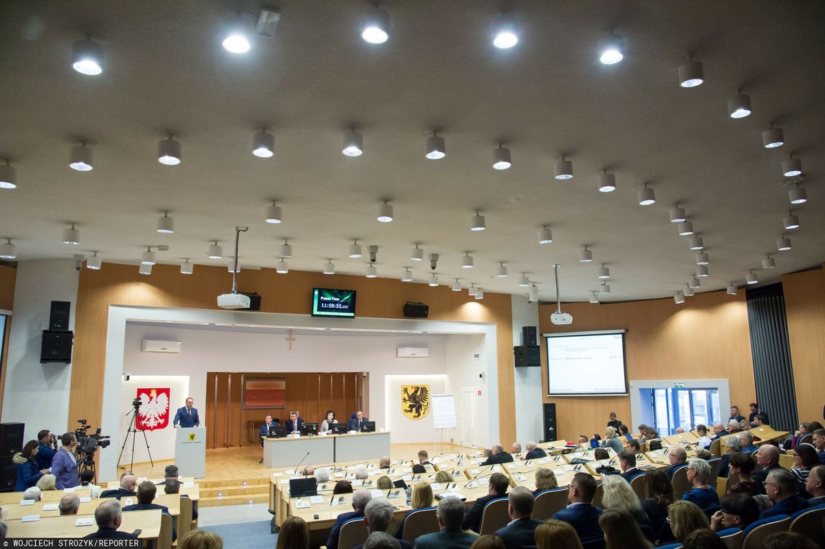 Radny użył seksistowskiego i wulgarnego zwrotu na sesji sejmiku 