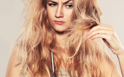 Jak uratować połamane i zniszczone włosy? Domowe sposoby