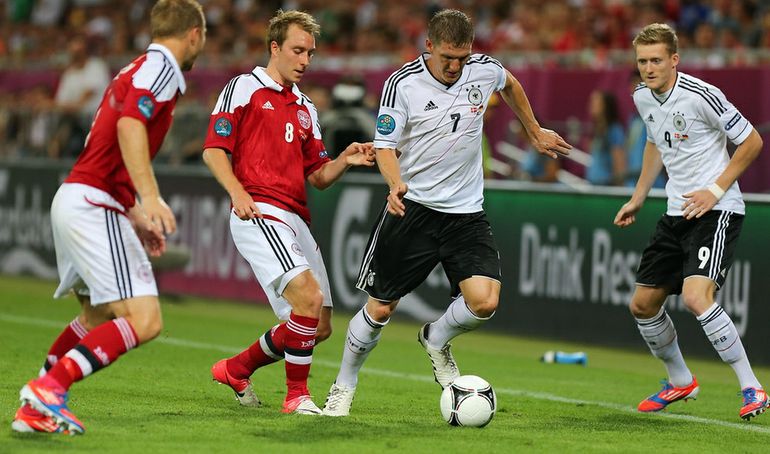 Christian Eriksen w pojedynku z Bastianem Schweinsteigerem podczas Euro 2012