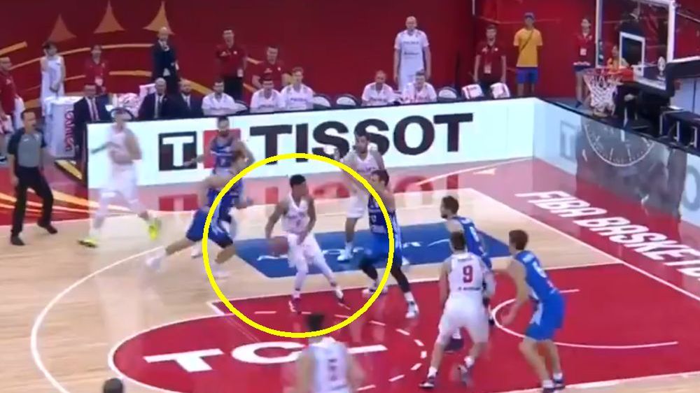 Twitter / KoszKadra/TVP Sport / Na zdjęciu: A.J. Slaughter podaje do Adama Hrycaniuka w meczu z Czechami