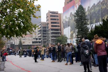 "Żywa tarcza" w Belgradzie. Protest przeciw projektowi zięcia Trumpa