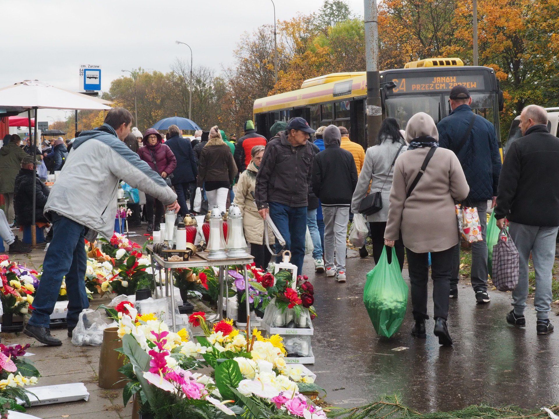 W poprzednich latach dojeżdżający na cmentarze komunikacją miejską łodzianie musieli pamiętać o posiadaniu biletu. Teraz 1 listopada MPK będzie bezpłatne