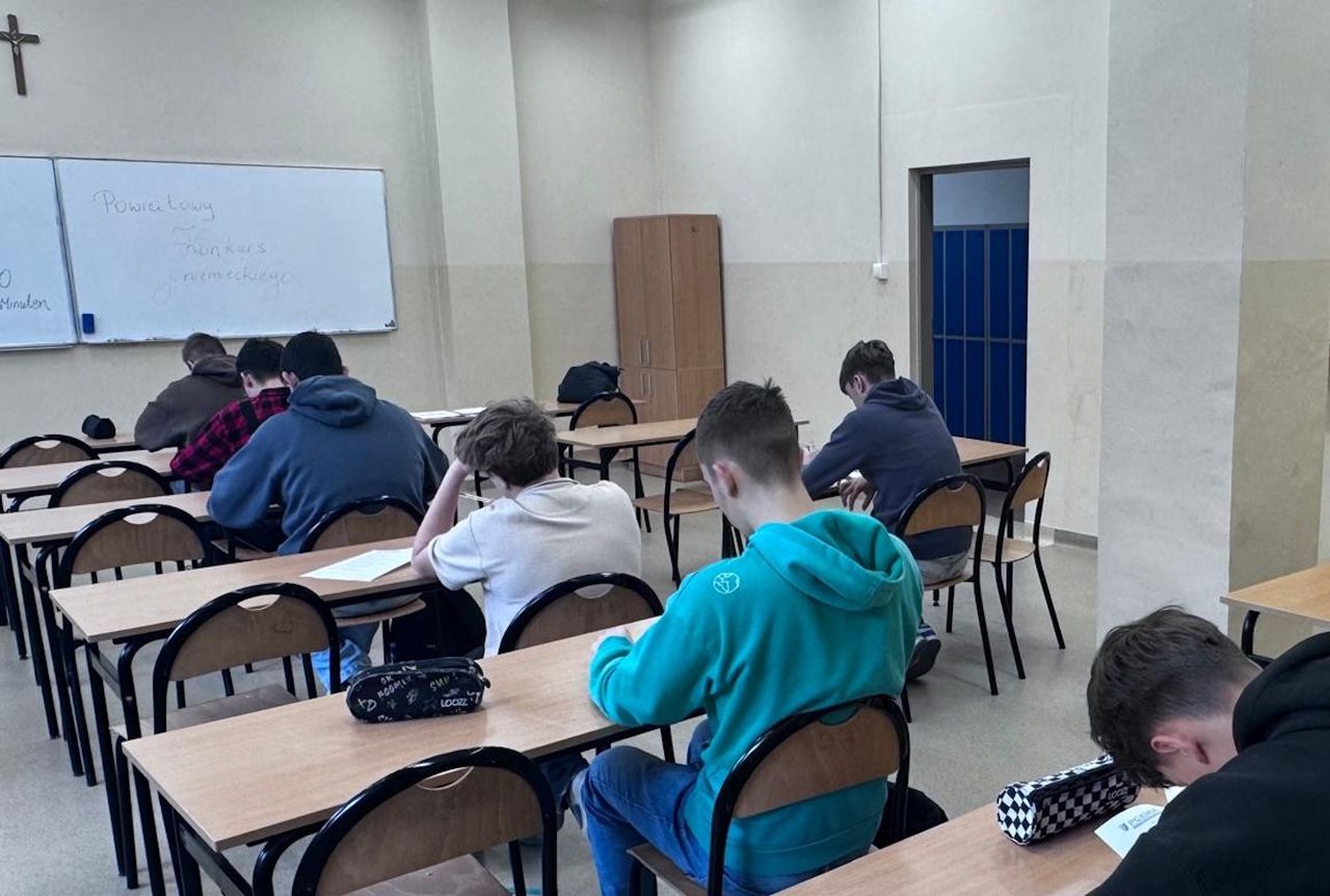 Agresywny atak na nauczycielkę w Bolesławcu. 17-latek grozi więzienie