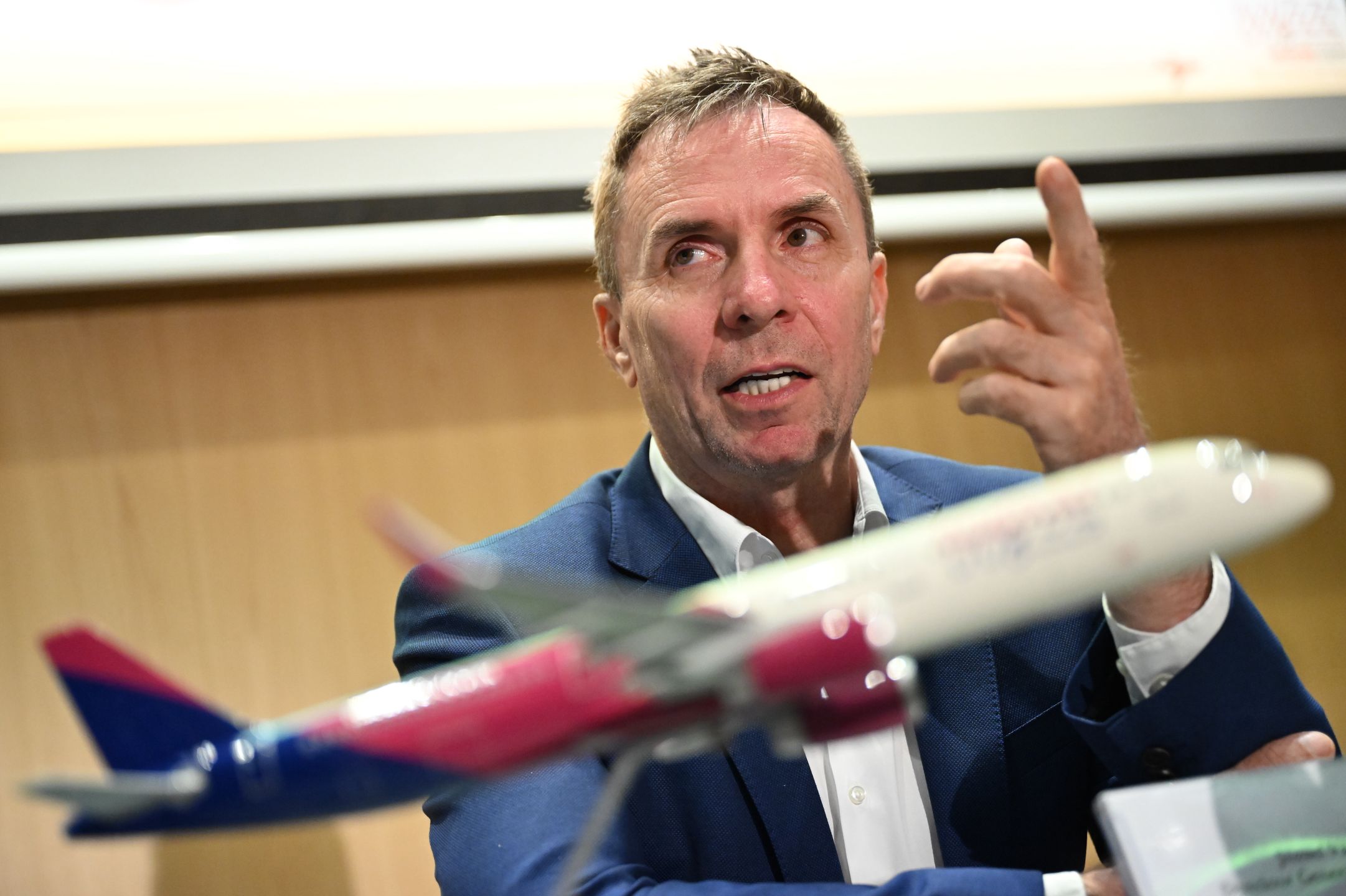 Gdańsk, 07.10.2025. Dyrektor generalny Wizz Air Jozsef Varadi na konferencji prasowej w Gdańsku, 7 bm. Spotkanie poświęcone było planom rozwoju działalności Wizz Air w Porcie Lotniczym Gdańsk im. Lecha Wałęsy. (aldg) PAP/Adam Warżawa