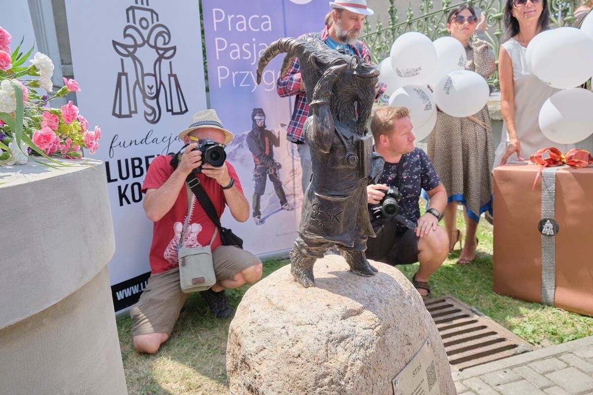 Koziołek Staś przy wejściu do szpitala SPSK nr 1 przy ul. Staszica