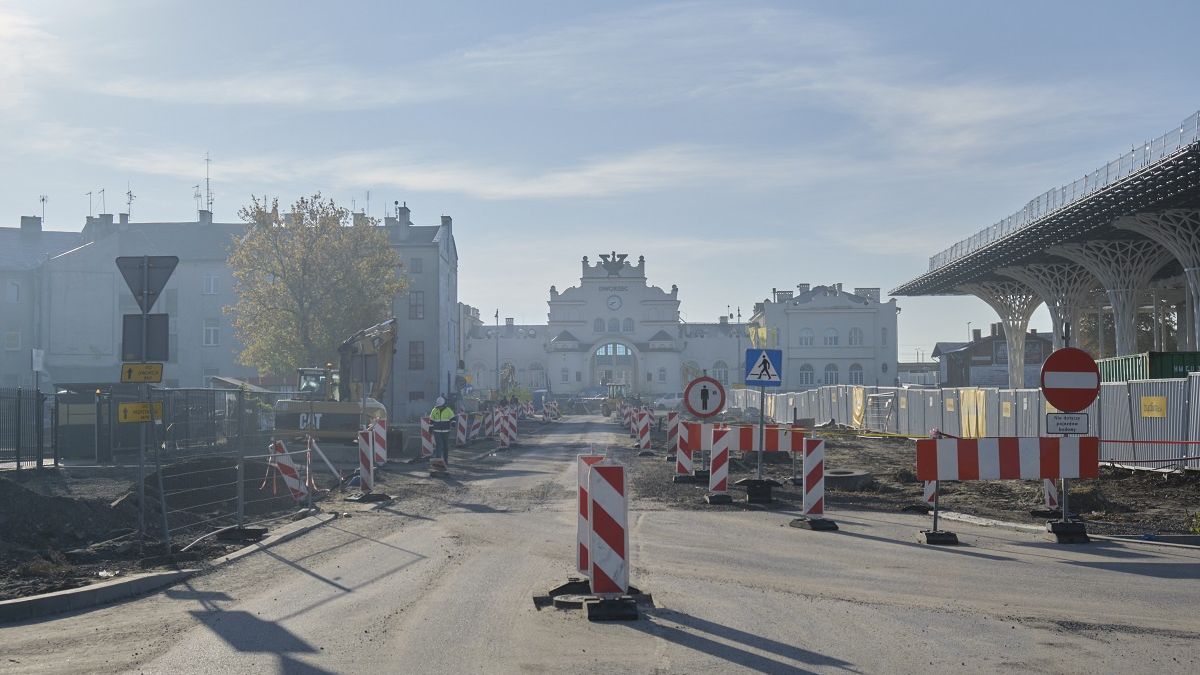 Zamknięta ulica Dworcowa przy dworcu kolejowym PKP