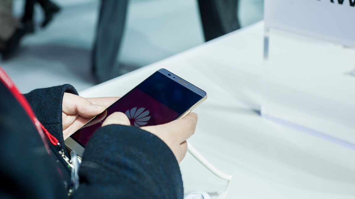 Huawei pracuje nad składanym smartfonem. (depositphotos)