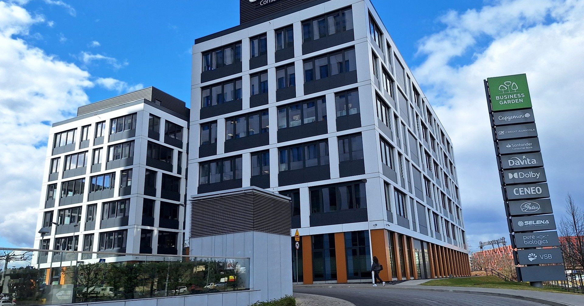 Raport firmy doradczej Savills Polska &#39;Investment Market in Poland in H1 2025&#39; pokazuje, że po umiarkowanym początku roku drugi kwartał przyniósł ożywienie na rynku inwestycyjnym w Polsce.