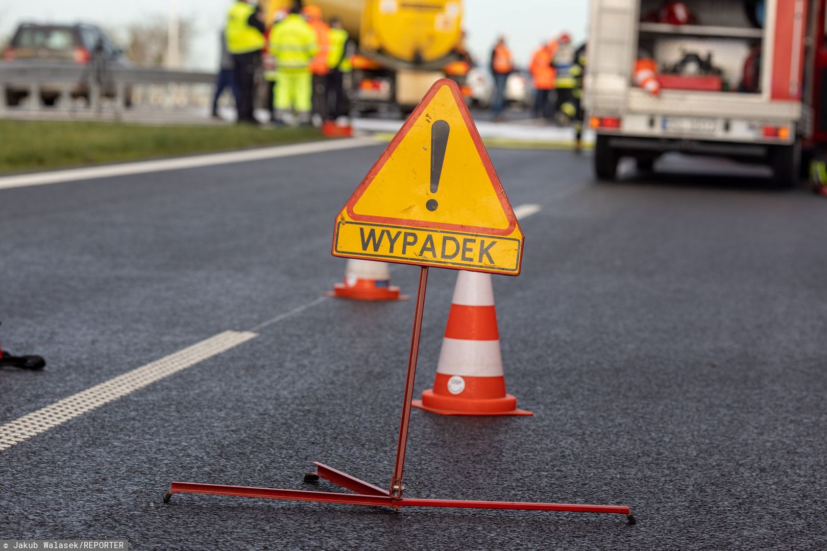 Wielkopolska. Groźny wypadek na DK32. Kierowca ciężarówki zasłabł a auto wpadło do rowu