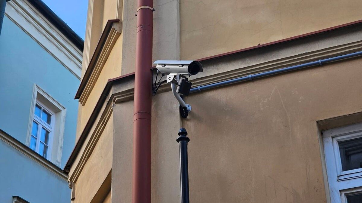 Kamera pilnująca wjazdu na Stare Miasto w Lublinie