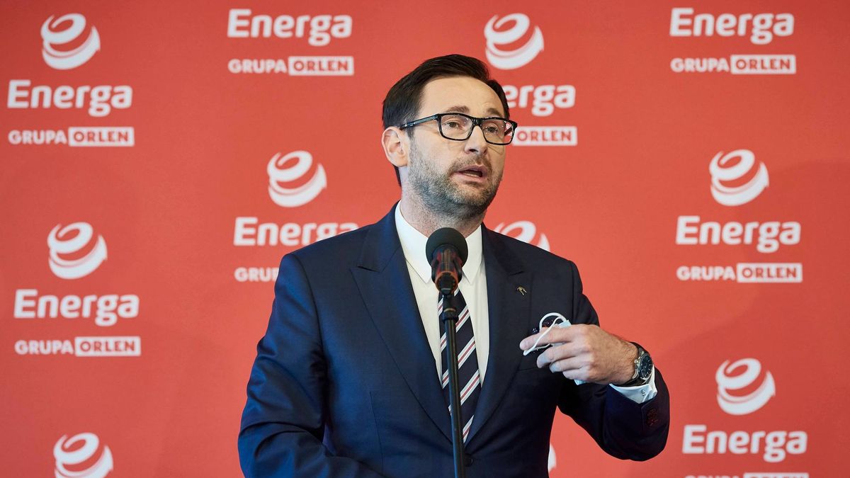 Prezes PKN Orlen Daniel ObajtekGda�sk, 08.10.2020. Prezes PKN Orlen Daniel Obajtek og�asza przed�u�enie umowy Energi z Grupy Orlen z pi�karskim klubem Lechia Gda�sk, 8 bm. Energa b�dzie g��wnym sponsorem pi�karzy Lechii przez kolejny sezon. (gj) PAP/Adam War�awaAdam War�awaEnerga, g��wny, grupa, Lechia Gda�sk, Orlen, pi�ka ekstraklasa, pi�ka no�na, sponsor, strategiczny, Daniel Obajtek