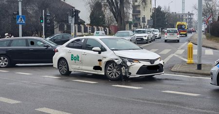Skręcał w lewo, nie zauważył jadącego z naprzeciwka seata. Kolejny Bolt wyeliminowany z ulic miasta [ZDJĘCIA]