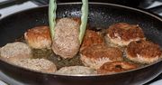 Kotlety mielone rozpadają się na patelni? Prawdopodobnie popełniasz ten błąd