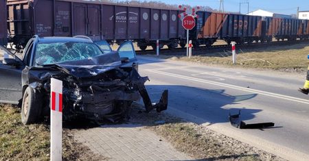 19-latek za kierownicą Volvo. Dramat na przejeździe. Pokazali zdjęcie