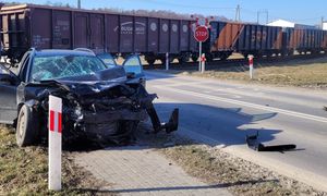 19-latek za kierownicą Volvo. Dramat na przejeździe. Pokazali zdjęcie