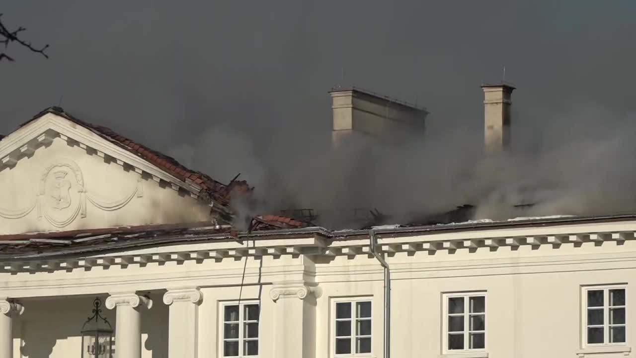 Pożar zabytkowego pałacu w Korczewie pod Siedlcami. 200 strażaków w akcji