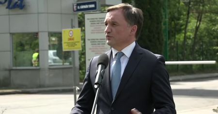 Ziobro odpowiada Morawieckiemu. “Zajmijmy się nie tyle krowami, ile portfelami Polaków”