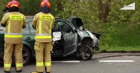 Wypadek na warszawskim Wawrze. Samochód osobowy uderzył w drzewo.