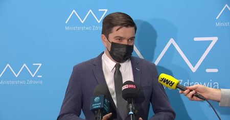 Od poniedziałku nauka stacjonarna bez kwarantanny “z kontaktu”. Resort zdrowia apeluje do rodziców chorych uczniów o odpowiedzialność