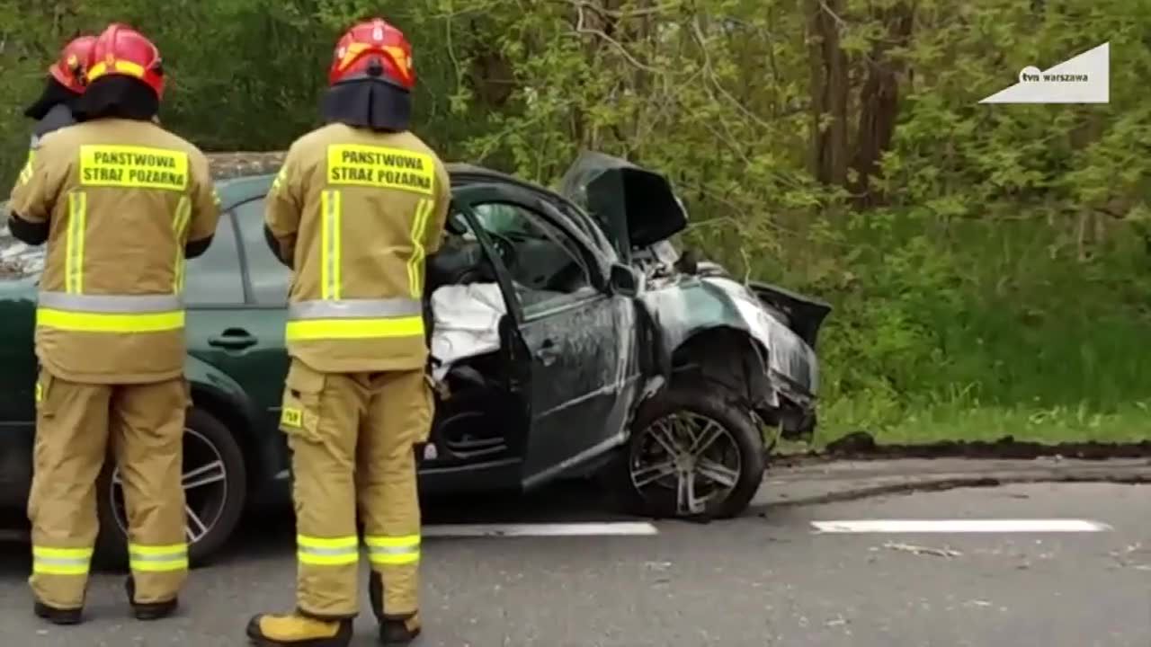 Wypadek na warszawskim Wawrze. Samochód osobowy uderzył w drzewo.