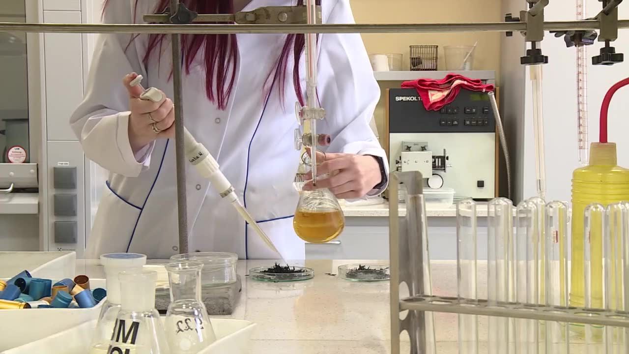 Na Politechnice Łódzkiej odzyskano celulozę ze zużytych opon. Pomogły uczynne bakterie