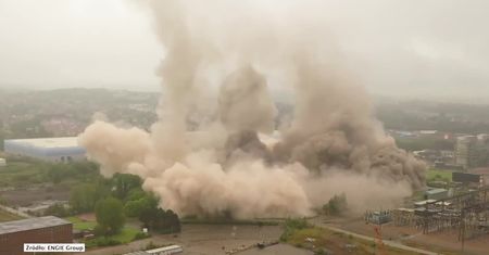 Widowiskowe wyburzanie w Wielkiej Brytanii. Runęły cztery chłodnie kominowe.