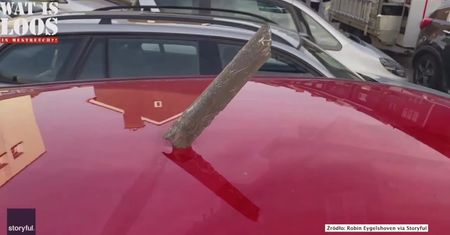 Samolot gubił części w powietrzu nad holenderskim miastem. Kobieta na ziemi została ranna