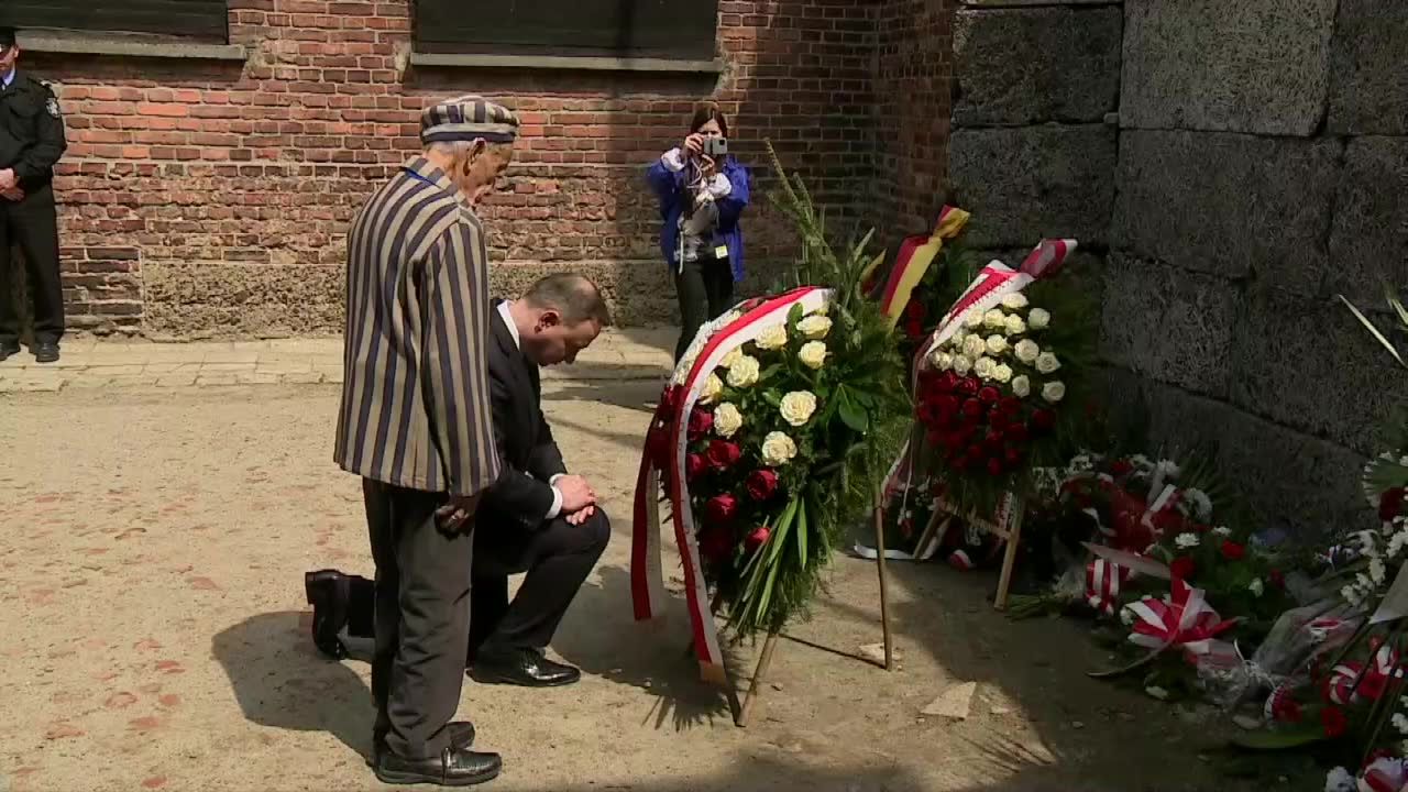 Prezydent złożył wieniec pod ścianą straceń w Auschwitz.