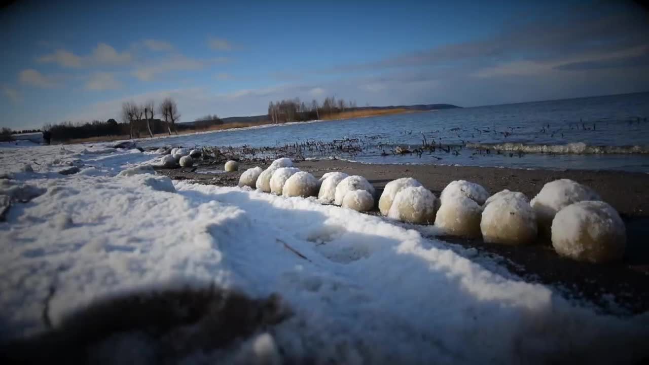 Morszkulce na plaży we Fromborku. Lodowe kule utworzyła woda i silny wiatr.