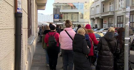 Długie kolejki Ukraińców do urzędów. Składają wnioski o nadanie PESEL-ów