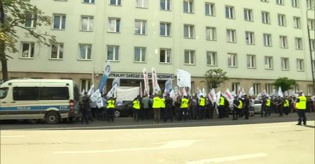 “Walczymy o realizację porozumienia”. Protest służby więziennej na Rakowieckiej w Warszawie.
