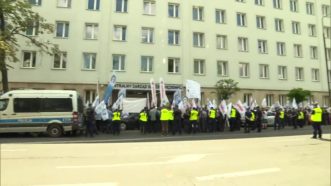 “Walczymy o realizację porozumienia”. Protest służby więziennej na Rakowieckiej w Warszawie.