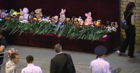 Kwiaty i znicze przed szkołą w Kazaniu. Mieszkańcy miasta oddają hołd ofiarą tragedii.