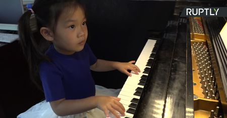 3-latka nauczyła się grać na pianinie w czasie pandemii. Jesienią zadebiutuje w słynnym Carnegie Hall