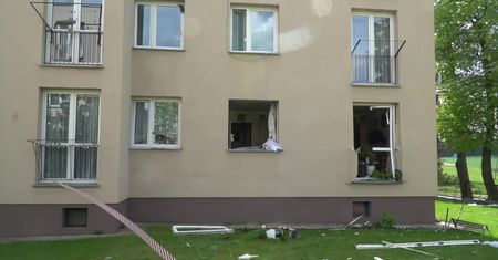 Wybuch butli z gazem w bloku mieszkalnym w Janowie Podlaskim. Dwie osoby trafiły do szpitala.