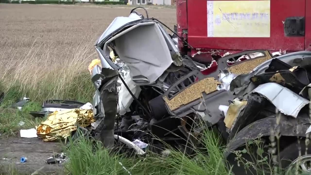 Zjechał ze swojego pasa, uderzył w ciężarówkę. Nie żyje trzech nastolatków