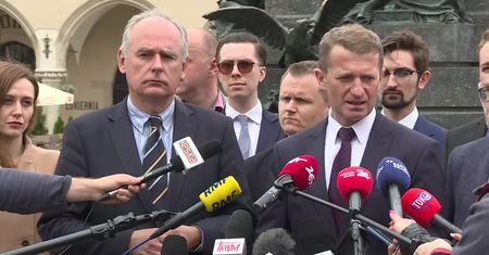 Wydaleni posłowie: Sprzeciwiamy się prywatyzacji PO przez Budkę i Kierwińskiego.