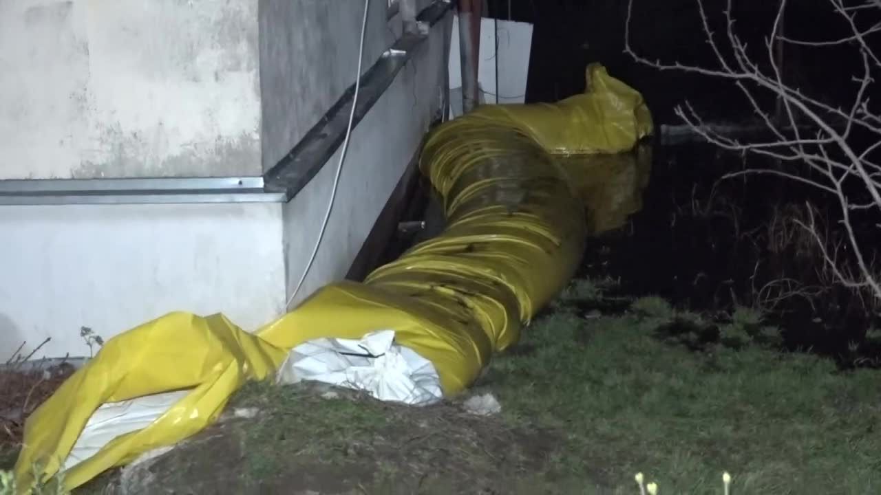 Stan pogotowia przeciwpowodziowego w Elblągu. Porywisty wiatr wywołał “cofkę” wód z Zalewu Wiślanego do rzeki Elbląg