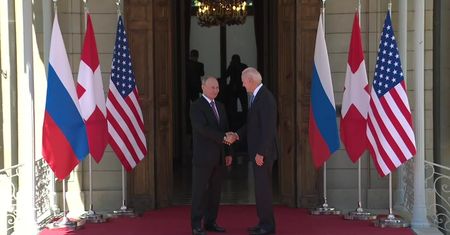 Trwa spotkanie Biden-Putin. Uścisk dłoni prezydentów USA i Rosji.