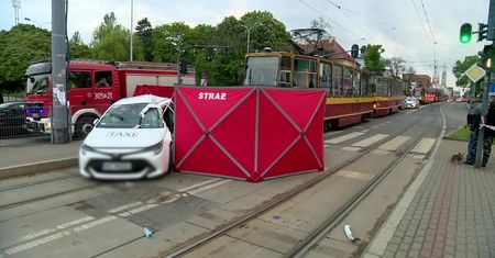 Nie żyje 68-letni kierowca taksówki, która zderzyła się z tramwajem w centrum Łodzi.