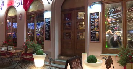 Wrocławskie teatry i restauracje kontrolują certyfikaty covidowe.