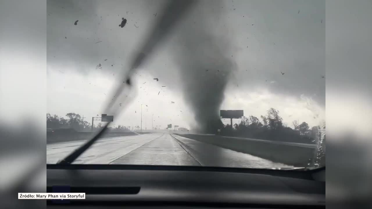 Tornado w Teksasie. Żywioł zrywał linie energetyczne przy autostradzie.