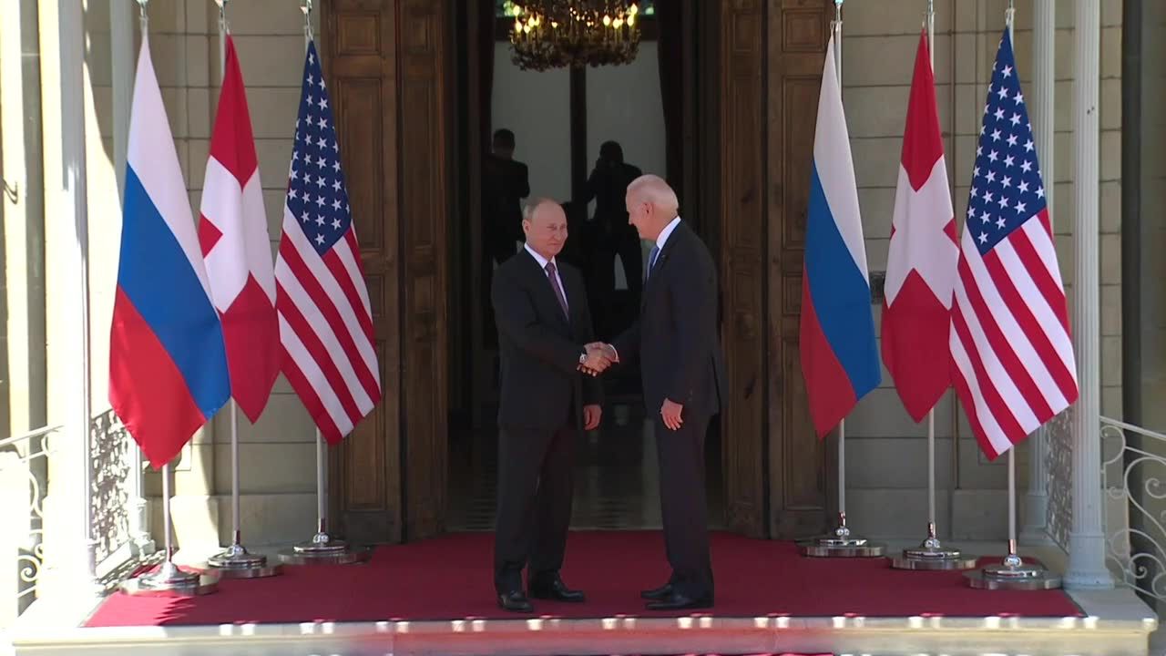 Trwa spotkanie Biden-Putin. Uścisk dłoni prezydentów USA i Rosji.