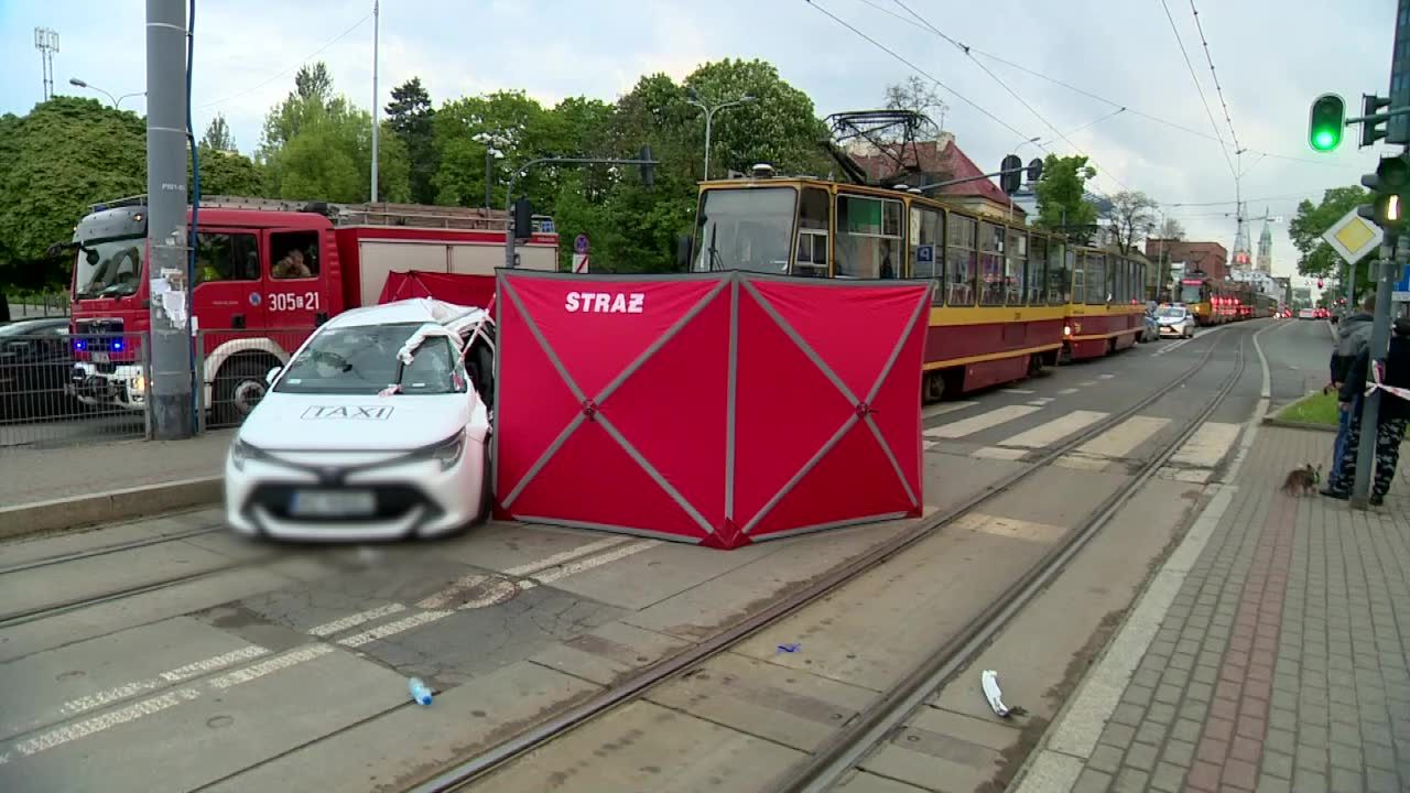 Nie żyje 68-letni kierowca taksówki, która zderzyła się z tramwajem w centrum Łodzi.